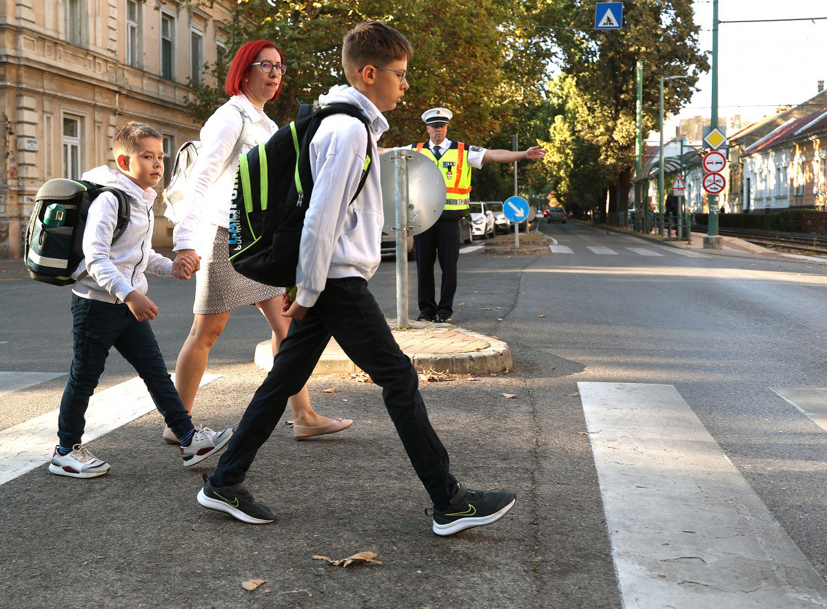 Szeged, tanítás, Dózsa György Általános Iskola, iskola, oktatás, diák, zebra, rendőr, forgalom