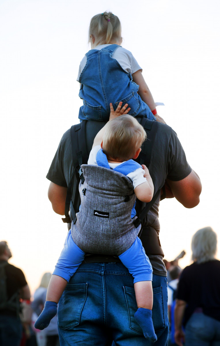 Szeged, család, gyerekek, gyerek, babahordozó