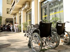 Szeged, idősotthon, Kálvária sugárút, megújult, átadás, dr. Binszki József, kerekesszék, öreg, idős, nyugdíjas, gondozás, ápoló