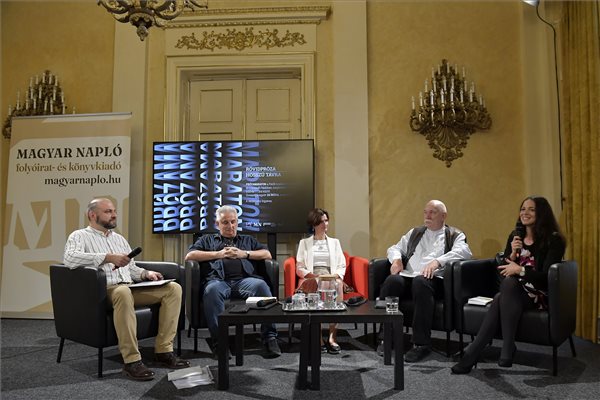 Bíró Gergely műsorvezető, Majoros Sándor író, Nádasi Krisztina író, Zöldy Pál író és Jánoki-Kis Viktória író (b-j) a Prózamaratonon a Petőfi Irodalmi Múzeumban 2023. szeptember 21-én. A hét órán át tartó eseményen Az év novellái 2023 antológia 27 szerzője olvas fel műveiből, és beszélget újságírókkal. MTI/Soós Lajos