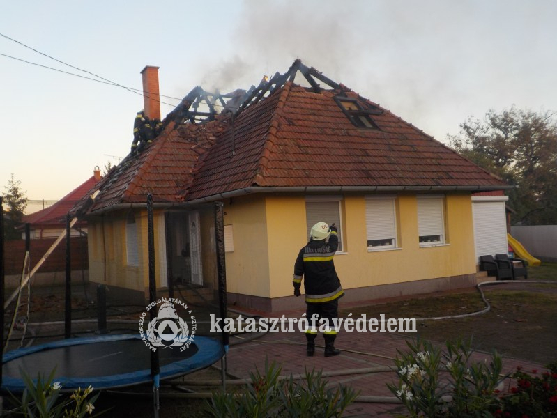 Kigyulladt egy családi ház tetőszerkezete Debrecenben