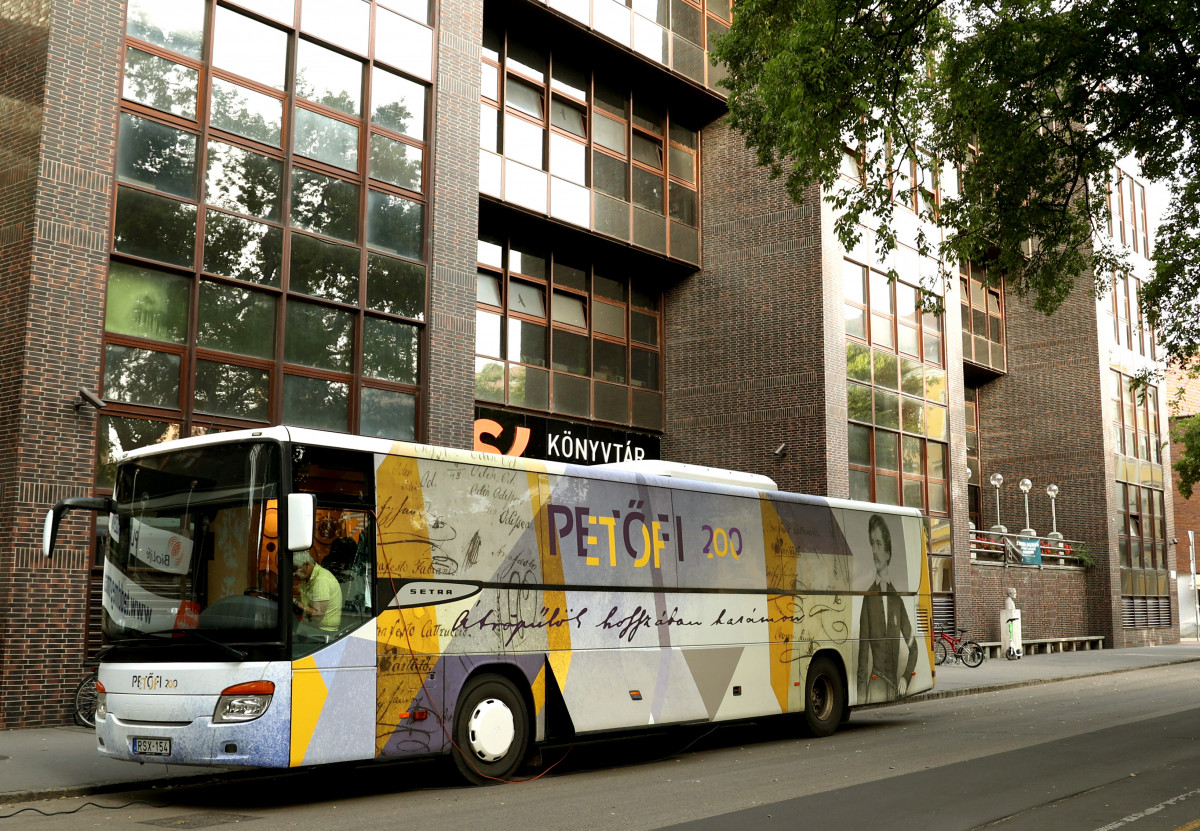 Szeged, Somogyi könyvtár, Petőfi busz, vándorkiállítás, Petőfi Sándor, évforduló, irodalom, oktatás