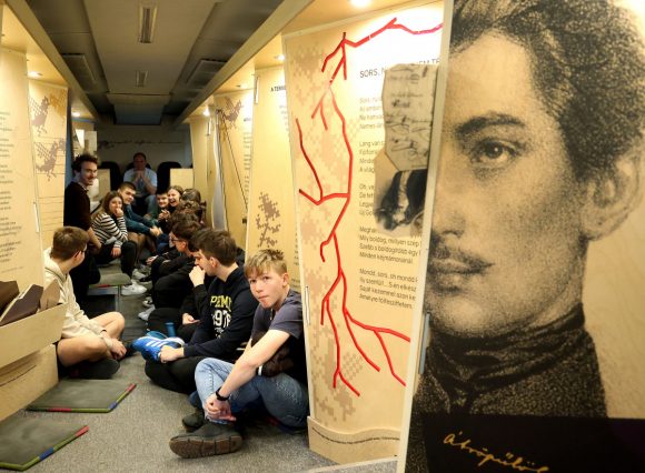 Szeged, Somogyi könyvtár, Petőfi busz, vándorkiállítás, Petőfi Sándor, évforduló, irodalom, oktatás