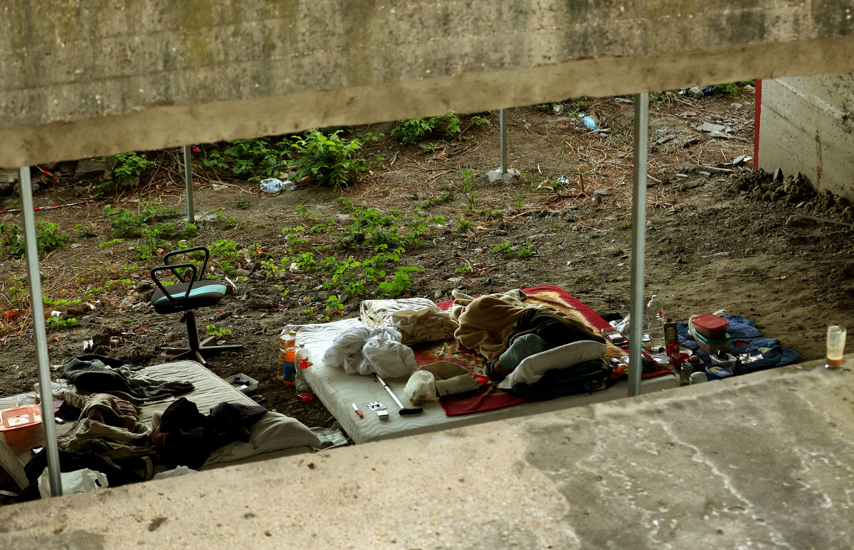 Szeged, Huszár Mátyás rakpart, felújítás, hajléktalan, felüljáró