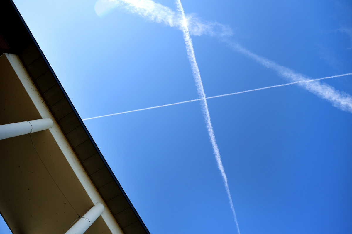 Szeged, kondenzcsík, égbolt, időjárás, repülő