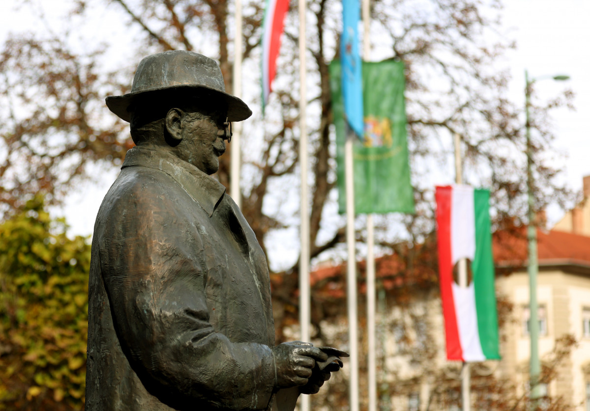 Szeged, zászló, október 23., Rákóczi tér, Nagy Imre szobor