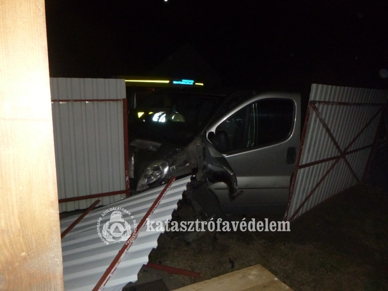 Kerítésnek ütközött egy személyautó Hajdúsámsonban