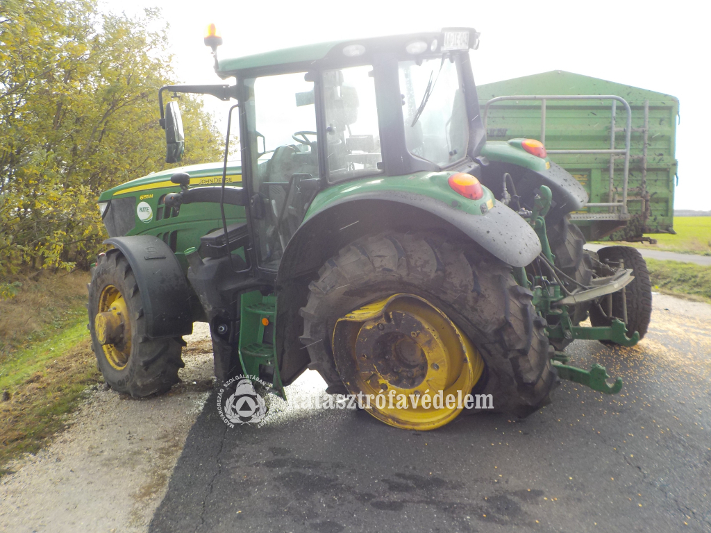 Mezőgazdasági vontató és személyautó ütközött Nagyhegyesnél