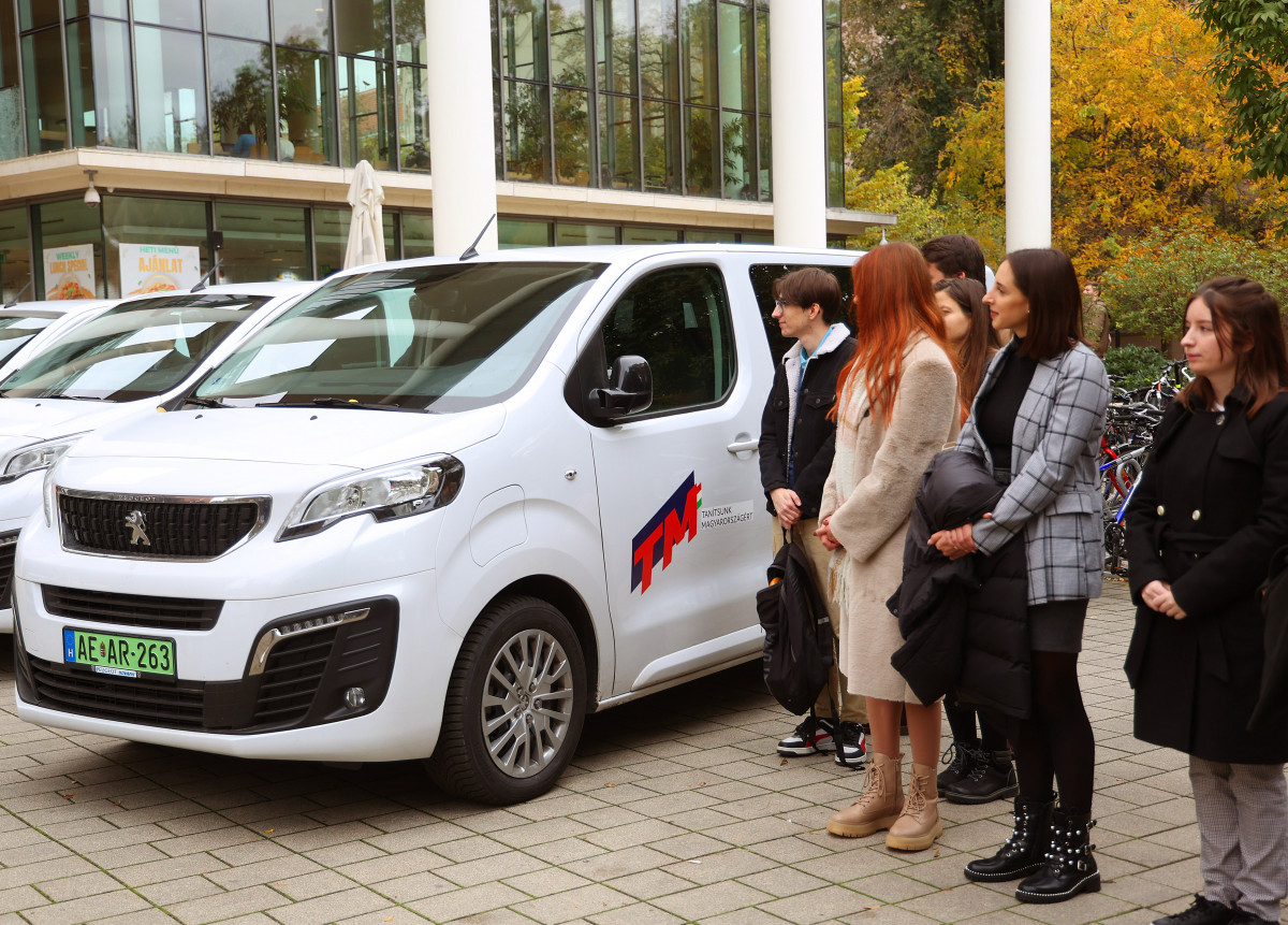 Szeged, Tanítsunk Magyarországért, busz, buszátadás, Szegedi Tudományegyetem, SZTE, oktatás