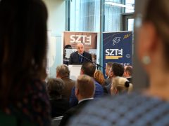 Szeged, SZTE, Szent-Györgyi Albert Gyermekgyógyászati Klinika és Gyermekegészségügyi Központ, Gyermek- és Ifjúságpszichiátriai Osztály, új épület, klinika, átadás, gyermekklinika