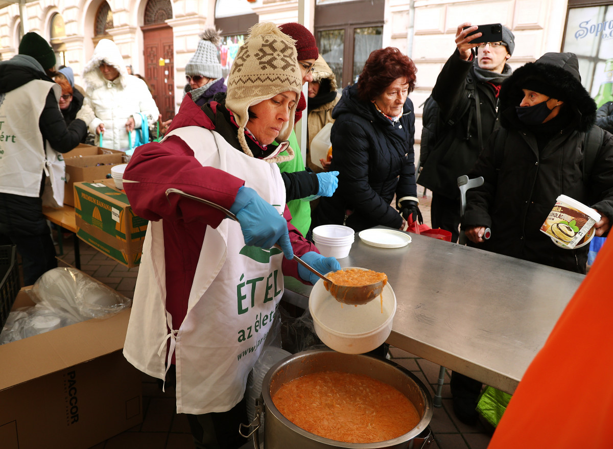 Szeged, Ételt az Életért, karácsonyi szeretetlakoma, Anna-kút, ételosztás, rászoruló, szegény, élelmiszer, szegénység