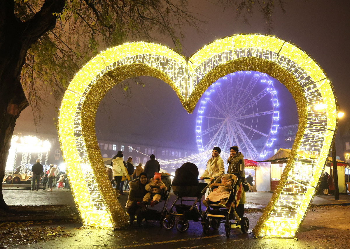Szeged, gólyalábasok, ünnepi fény, Dóm tér, adventi vásár, Kárász utca, díszkivilágítás, Dugonics tér, fényvillamos