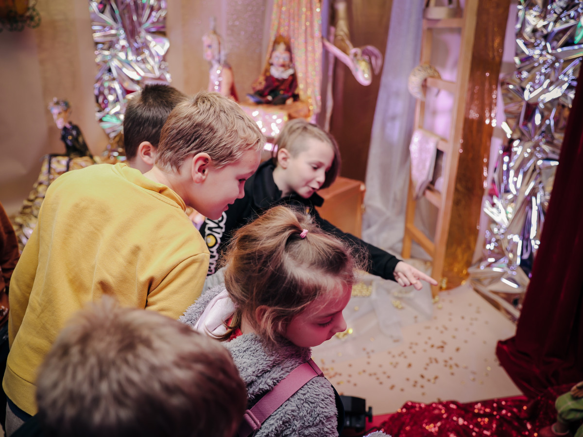 A színek megnyilatkozásai címmel nyílt kiállítás a Vojtina Bábszínházban