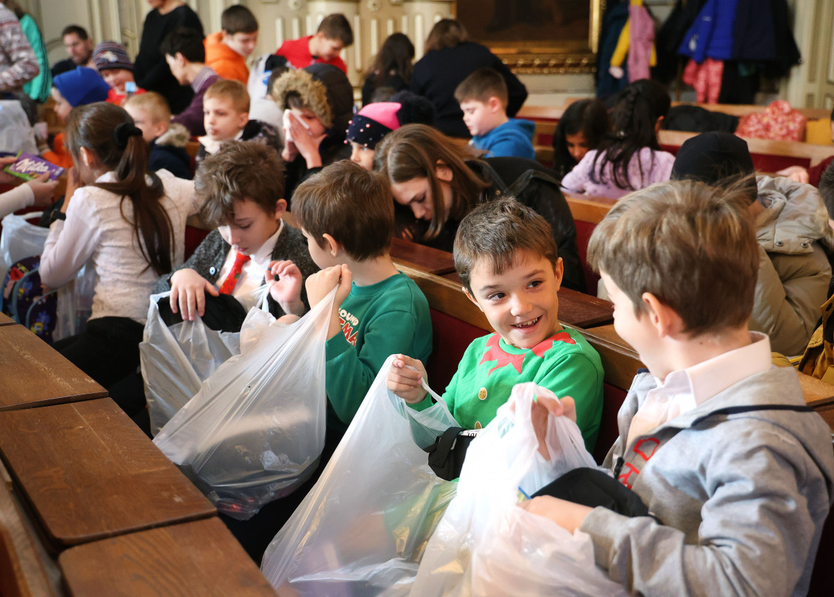 Szeged, gyermek, ajándékcsomag, városháza, karácsonyi ünnepség