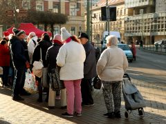 Szeged, ételosztás, Anna-kút, Boldogságfalva Alapítvány, rászoruló, élelmiszer, ajándékcsomag