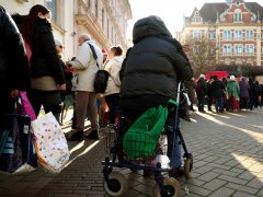 Szeged, ételosztás, Anna-kút, Boldogságfalva Alapítvány, rászoruló, élelmiszer, ajándékcsomag
