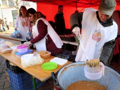 Szeged, ételosztás, Anna-kút, Boldogságfalva Alapítvány, rászoruló, élelmiszer, ajándékcsomag