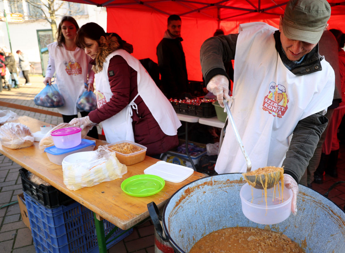 Szeged, ételosztás, Anna-kút, Boldogságfalva Alapítvány, rászoruló, élelmiszer, ajándékcsomag