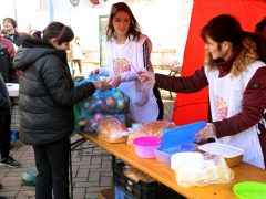 Szeged, ételosztás, Anna-kút, Boldogságfalva Alapítvány, rászoruló, élelmiszer, ajándékcsomag