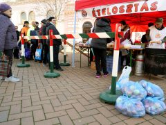Szeged, ételosztás, Anna-kút, Boldogságfalva Alapítvány, rászoruló, élelmiszer, ajándékcsomag