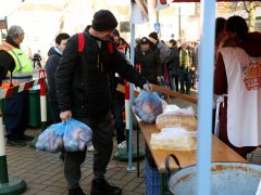 Szeged, ételosztás, Anna-kút, Boldogságfalva Alapítvány, rászoruló, élelmiszer, ajándékcsomag