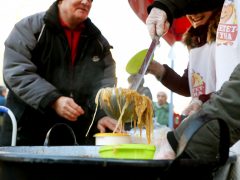 Szeged, ételosztás, Anna-kút, Boldogságfalva Alapítvány, rászoruló, élelmiszer, ajándékcsomag