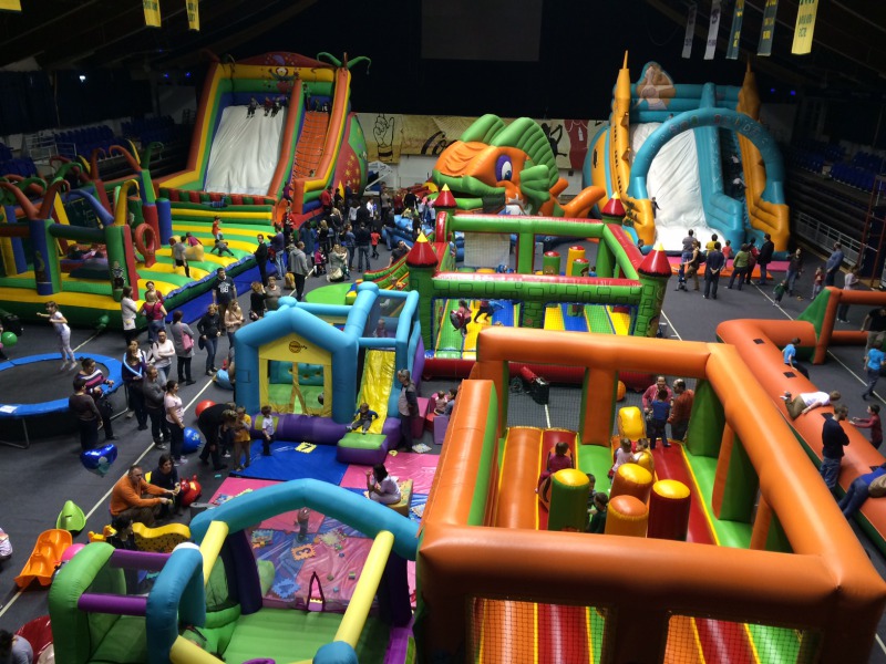 Mórahalomra látogat a Légvárvilág mozgó játszóház.