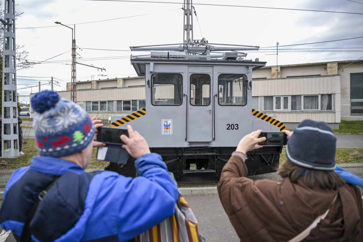 A felújított 203-as pályaszámú villamosmozdony bemutatója Debrecenben