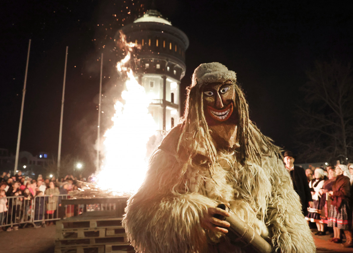 Szeged, Szent István tér, télbúcsúztató, máglya elégették, télbanya, kiszebáb