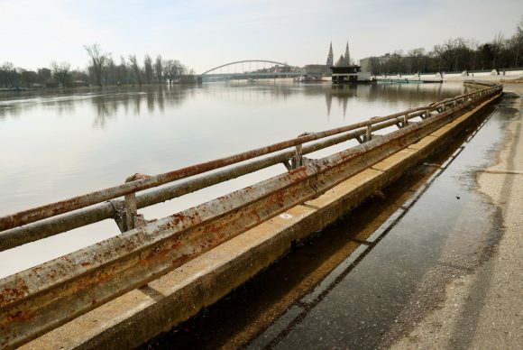Szeged, áradás, árad, Huszár Mátyás rakpart, rakpart, Tisza, folyó