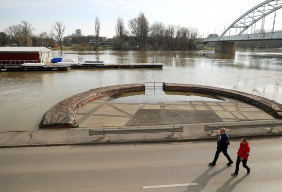 Szeged, áradás, árad, Huszár Mátyás rakpart, rakpart, Tisza, folyó