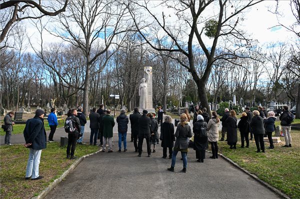 Boros Judit művészettörténész beszédet mond Munkácsy Mihály születésének 180. évfordulója alkalmából tartott megemlékezésen a festőművész síremlékénél a Fiumei úti sírkertben 2024. február 20-án. MTI/Illyés Tibor