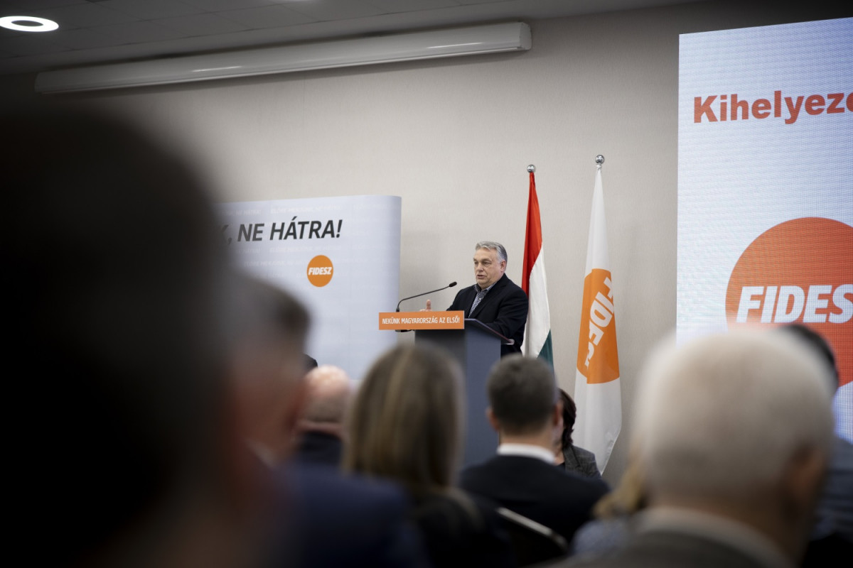 Balatonalmádi, 2024. február 21. A Miniszterelnöki Sajtóiroda által közreadott képen Orbán Viktor miniszterelnök, a Fidesz elnöke beszédet mond a Fidesz-KDNP frakcióülésén Balatonalmádiban 2024. február 21-én. MTI/Miniszterelnöki Sajtóiroda/Fischer Zoltán