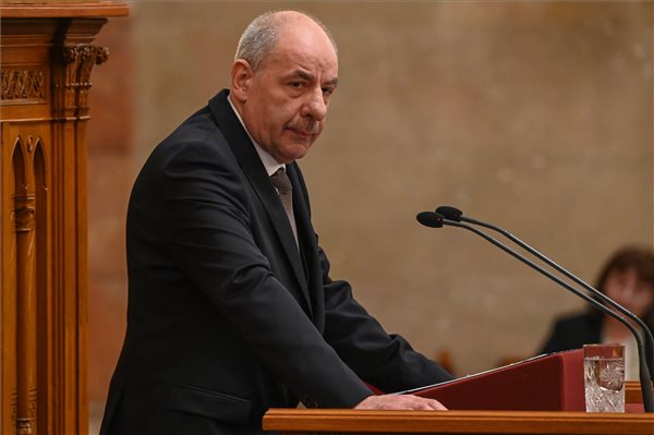 Budapest, 2024. február 26. Sulyok Tamás megválasztott köztársasági elnök beszédet mond az Országgyűlés plenáris ülésén 2024. február 26-án. A kormányzó Fidesz-KDNP államfőjelöltjét az Országgyűlés 134 igen szavazattal választotta meg Magyarország rendszerváltás utáni hetedik köztársasági elnökévé. MTI/Máthé Zoltán