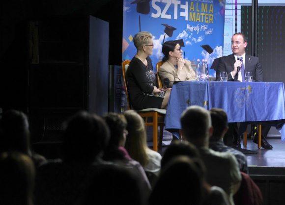 Szeged, Alumni Uni-Tudásműhely, Dr. Pankotai Tibor, rákkutató, Szentesi Éva, előadás, JATE Klub