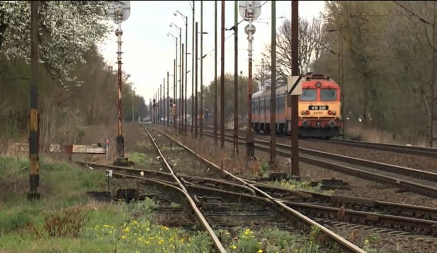 Öngyilkosság Debrecennél: a 14 éves fiával lépett a vonat elé a nő, a fia nem tudhatta, mire készül az anyja