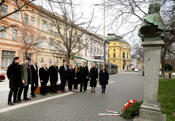 Szeged, Kormányhivatal, március 15., megemlékezés, koszorú, Klauzál szobor