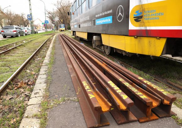 Szeged, villamos, sín, közlekedés, tömegközlekedés, 4-es villamosvonal, felújítás, Koromné Fenyvesi Rózsa, Makrai László, Petőfi Sándor sgt.