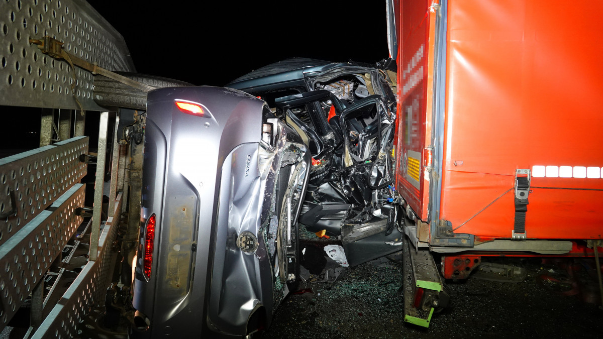 Csanádpalota, 2024. március 20. Sérült járművek az M43-as autópályán Csanádpalotánál, miután egy trélert vontató kisbusz hátulról nekiütközött egy álló kamionnak 2024. március 20-án. A mikrobuszban egy ember meghalt. MTI/Donka Ferenc