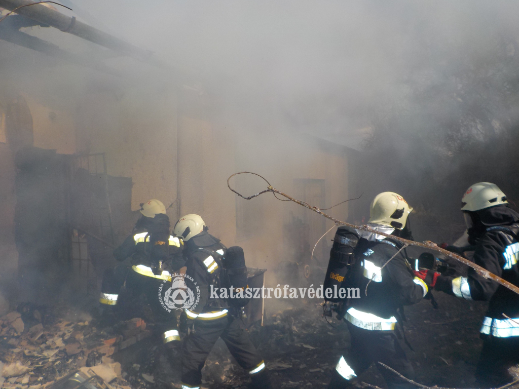 Két embert mentettek ki a tűzoltók a tűzből Hajdúszoboszlón