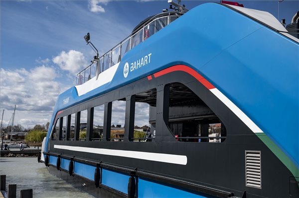 Négy új hajó felavatásával indult el a 178. balatoni hajózási szezon