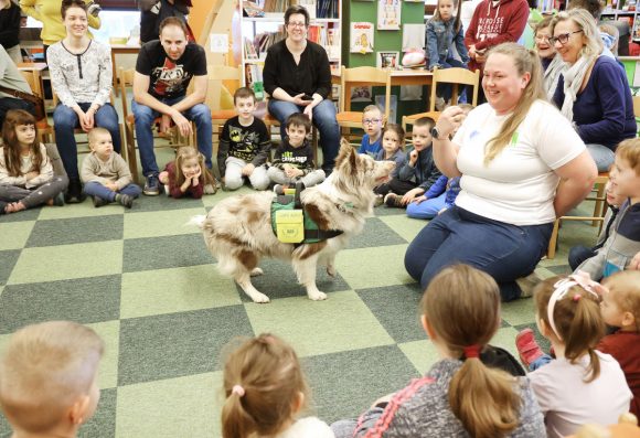 Szeged, terápiás kutya, kutyabemutató, Somogyi könyvtár, tavaszi szünet
