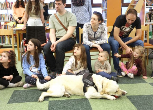 Szeged, terápiás kutya, kutyabemutató, Somogyi könyvtár, tavaszi szünet
