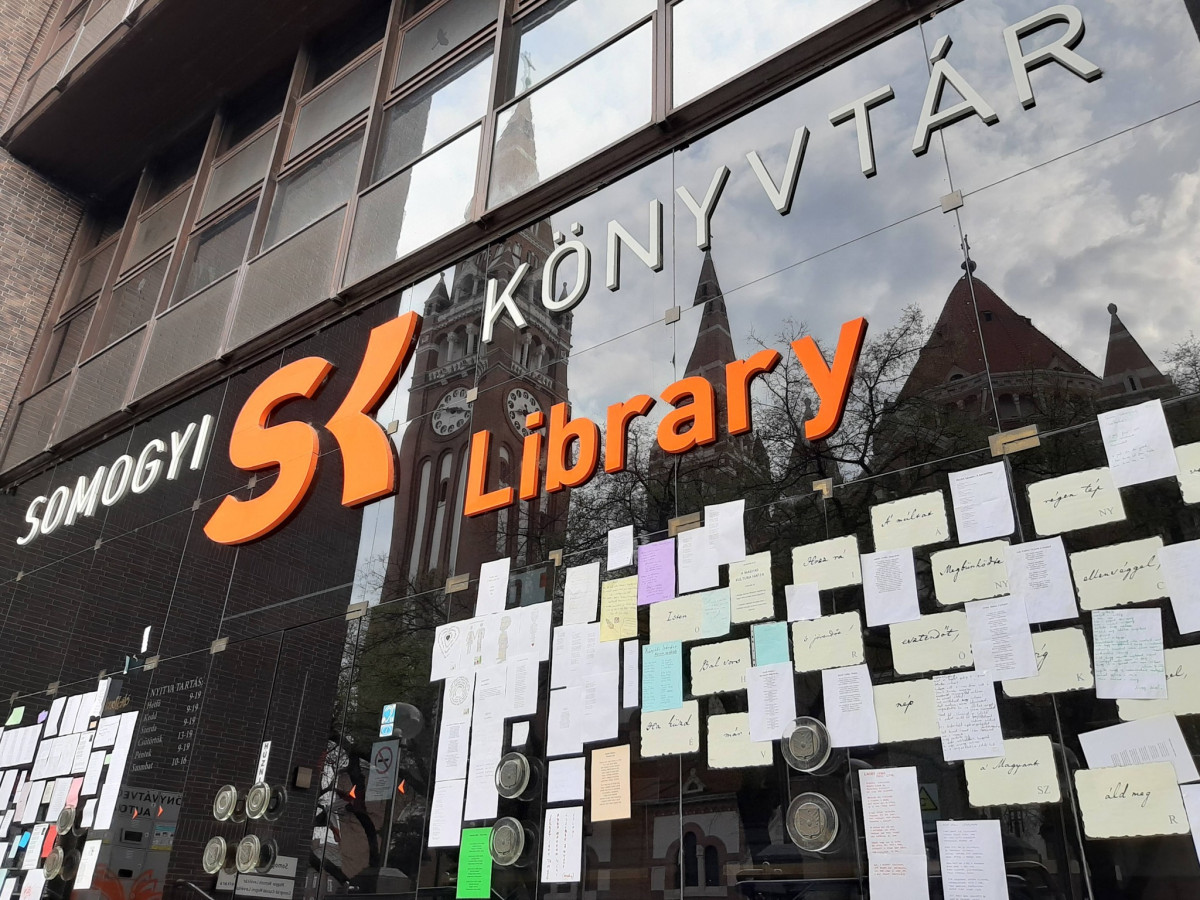 Saját falait ajánlja utcai versposztoláshoz a Somogyi-könyvtár