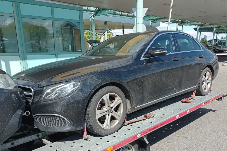 Tréleren szállított körözött autót egy férfi - lebukott Röszkén