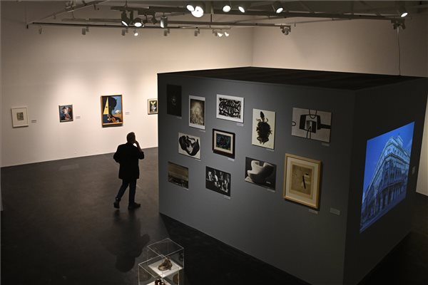 Az Európai Iskola művészcsoport alkotásaiból nyílt kiállítás Szentendrén