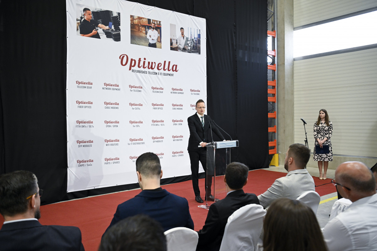 Szeged, 2024. április 8. Szijjártó Péter külgazdasági és külügyminiszter beszédet mond az Optiwella Kft. beruházásátadó ünnepségén Szegeden 2024. április 8-án. A telekommunikációs cég 860 millió forint értékű fejlesztése nyomán új generációs kiszolgáló- és gyártókapacitások jöttek létre a különböző eszközöket feldolgozó, felújító üzemben. A projekthez az állam 500 millió forintos támogatást nyújtott. MTI/Koszticsák Szilárd