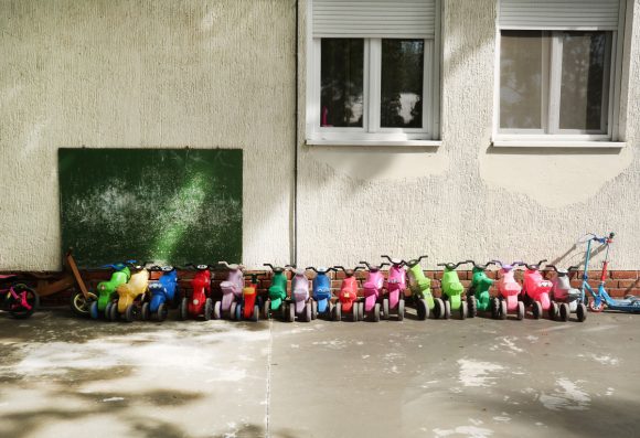 Szeged, Gyöngyvirág Óvoda, felújítás, térkőburkolat csere, óvoda, napelem