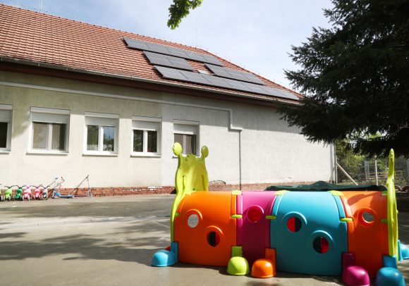 Szeged, Gyöngyvirág Óvoda, felújítás, térkőburkolat csere, óvoda, napelem