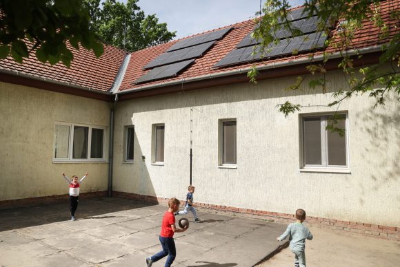 Szeged, Gyöngyvirág Óvoda, felújítás, térkőburkolat csere, óvoda, napelem